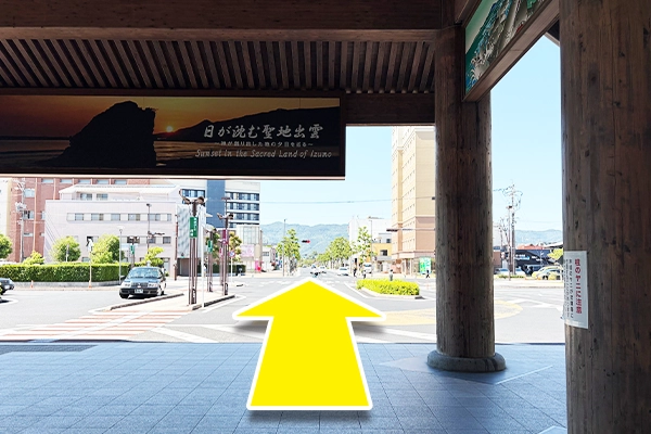 JR出雲市駅を出てまっすぐ進みます。