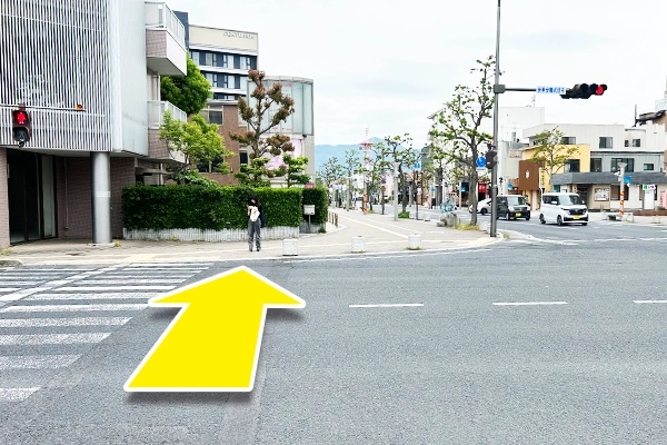 横断歩道を渡りしばらくまっすぐ進みます。