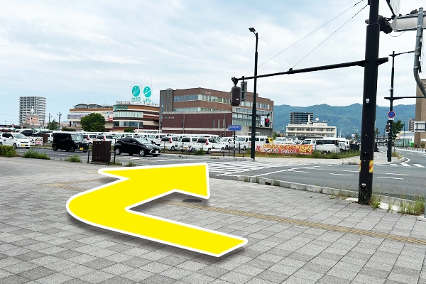 横断歩道を渡り進みます。