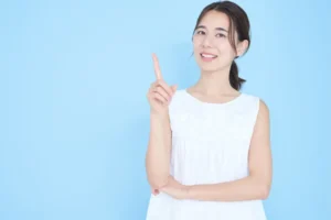 人差し指を立てる女性
