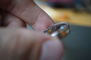 刻印の指輪を持つ手