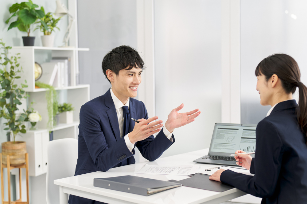 解説をしている