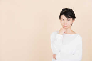 考える