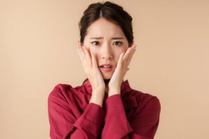 困っている赤い服の女性