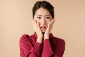 困っている赤い服の女性
