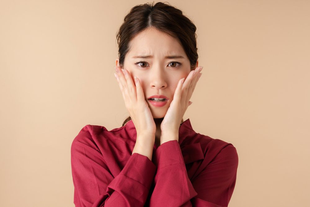 困っている赤い服の女性