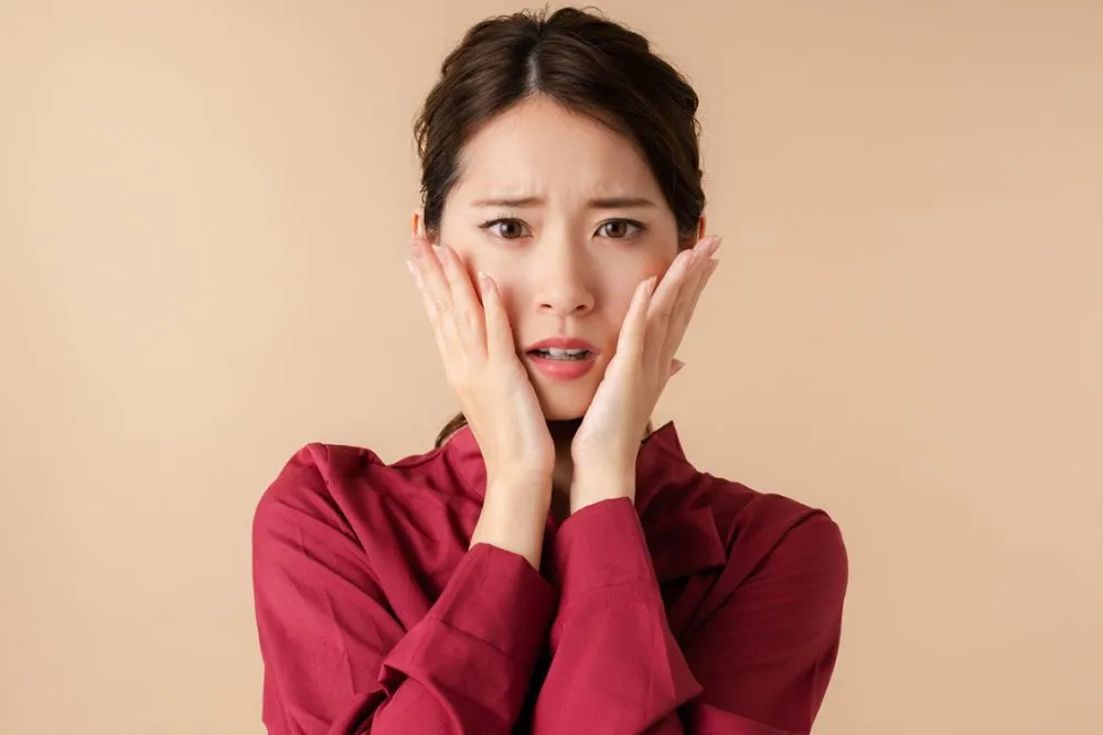 困っている赤い服の女性