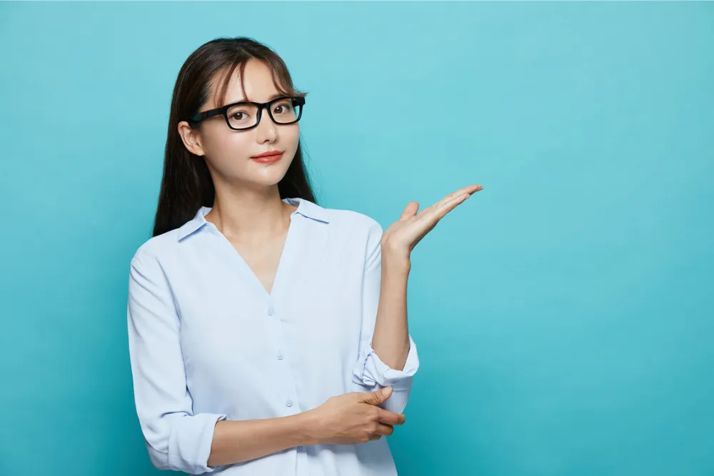 左手の掌を上に向ける女性