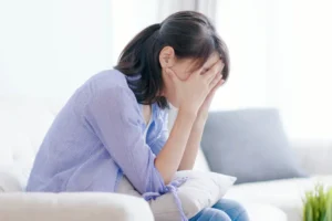 後悔する女性
