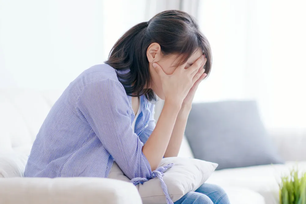 後悔する女性