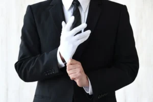 手袋をした査定員