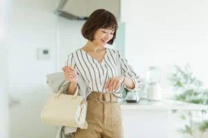 時計を見る女性