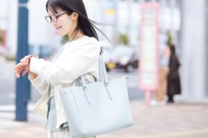 時計を見る通勤女性