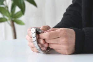 時計を触る人