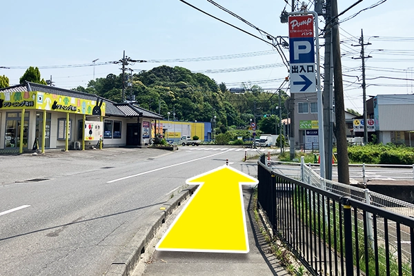 右手に出入口の看板が見えて来るので、そこを右に曲がります。
