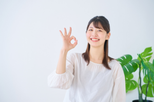 笑顔でポーズする女性