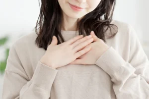 胸に手を置く女性