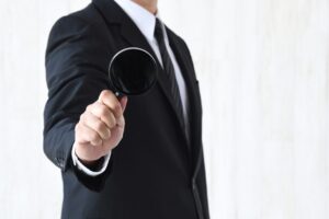 虫眼鏡を持った男性