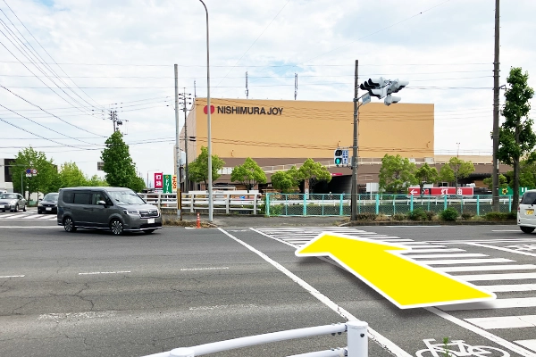 信号と小さい橋を渡り直進します。