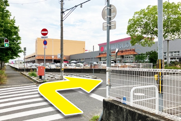 直進すると西村ジョイ屋島店の正面口が見えてきます。