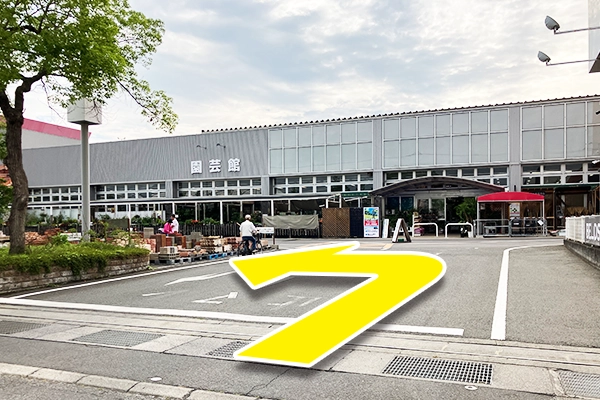 正面口から入り道なりに進んでいきます。