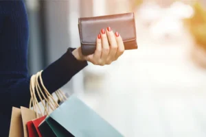 財布を手に持つ女性