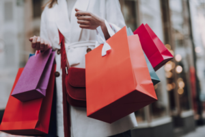 買い物をする女性