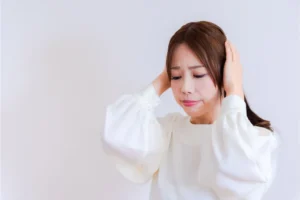 頭をかかえる女性