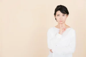 顎に指をあてる女性