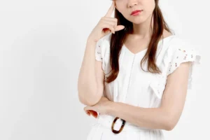 首をかしげる女性