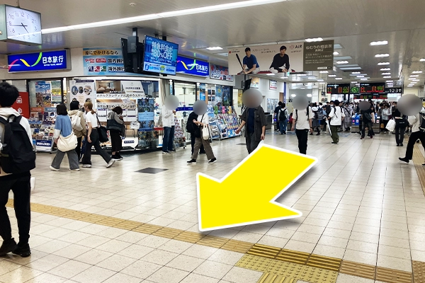 改札を出て南口へと曲がります。