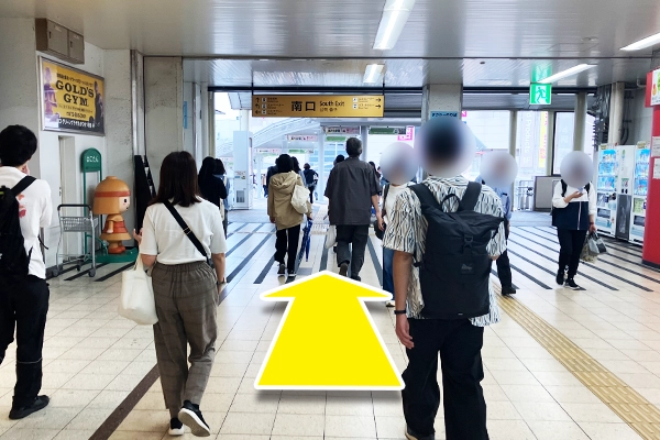 南口を出てエスカレーターのあるところまで直進します。