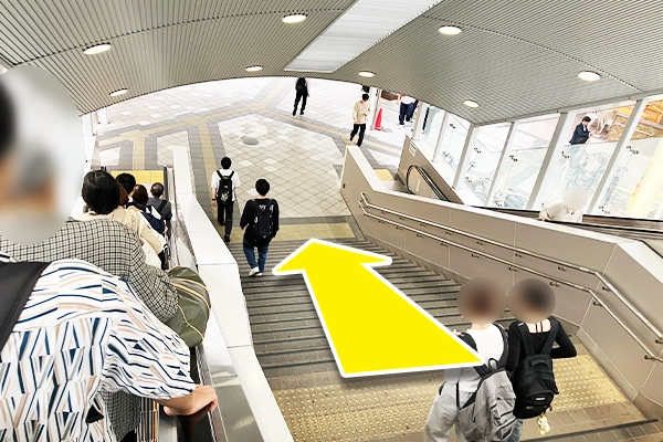 エスカレーターを降りて行きます。