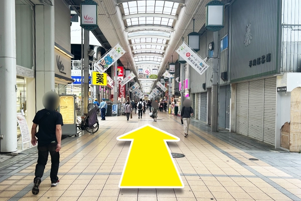 そのまま商店街内を直進します。