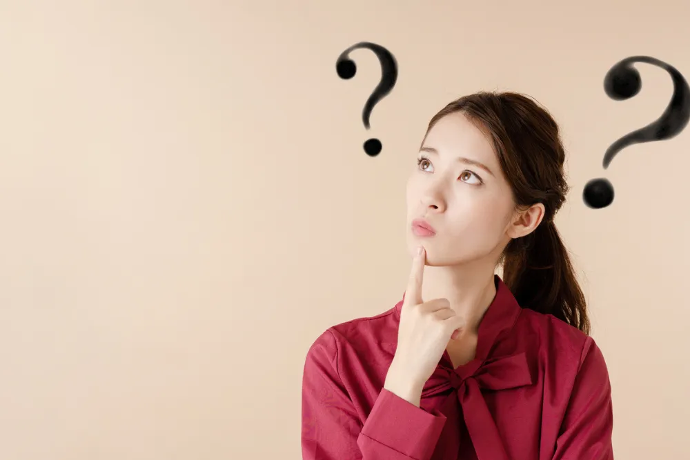 ？を2つ浮かべる女性