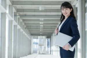 パソコンを持つスーツの女性