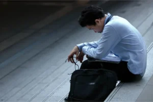 悩む男性