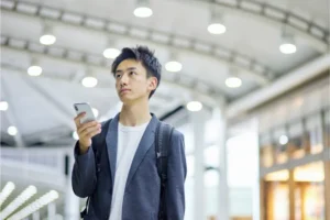 リュックを背負う男性