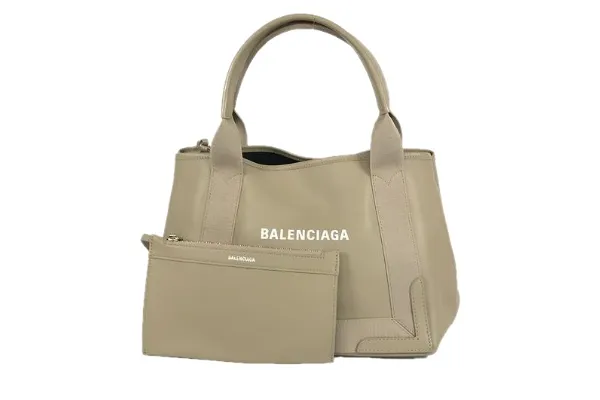 バレンシアガの年齢層に関するよくある質問