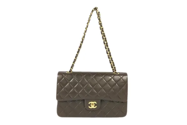 シャネルバッグの価格が上昇している理由とは