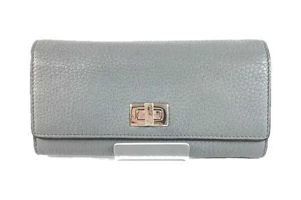 フェンディのピーカブーは財布も人気