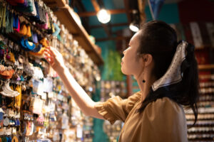 店で選ぶ様子