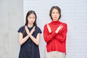 女性がばつ印を作る