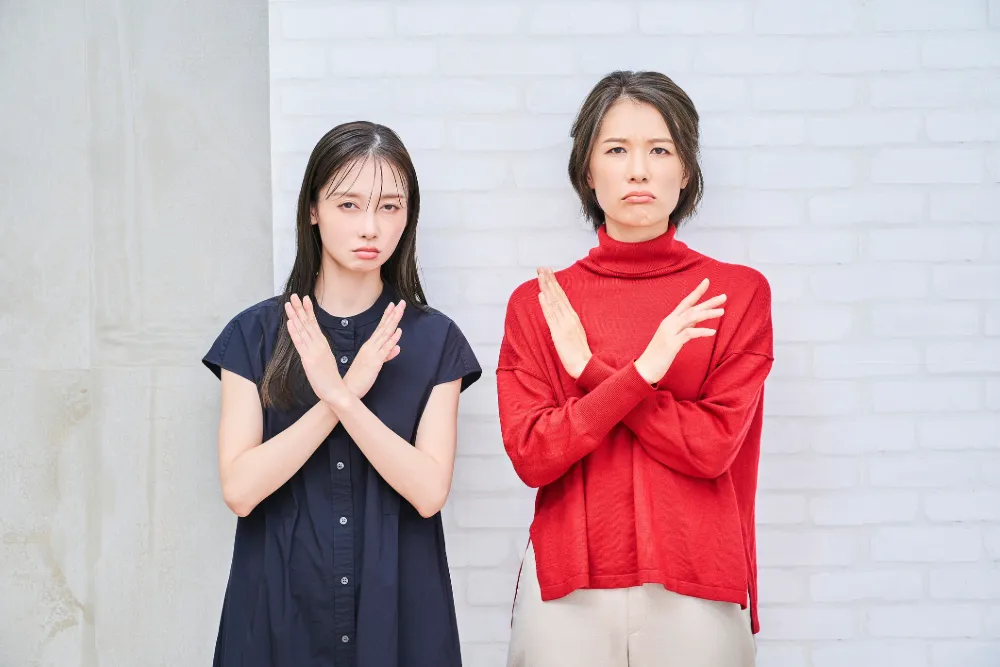 女性がばつ印を作る