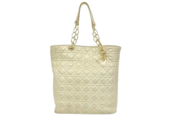 季節ごとの革製品ケア｜梅雨・夏・冬の対策ポイント