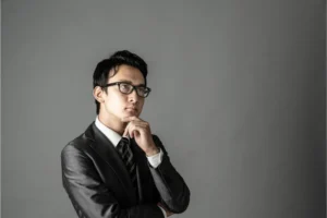 考える男性