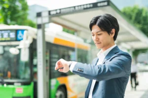 喜ぶ男性
