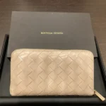 ボッテガ・ヴェネタ ジップアラウンドウォレット イントレチャート