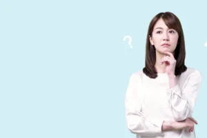 はてなを浮かべる女性