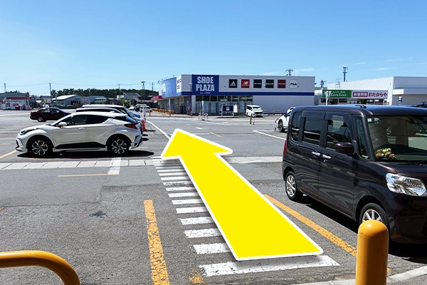 横断歩道を渡り、駐車場反対側の歩道まで向かいます。